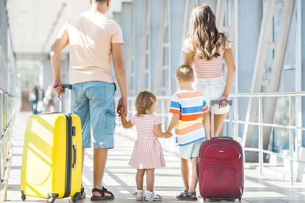 Familia Feliz Salidas Del Aeropuerto Personas Terminal Preparándose Para Las — Foto de Stock