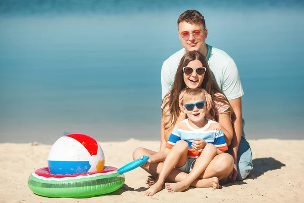 Ευτυχισμένη Οικογένεια Στην Παραλία Οικογενειακές Διακοπές — Φωτογραφία Αρχείου