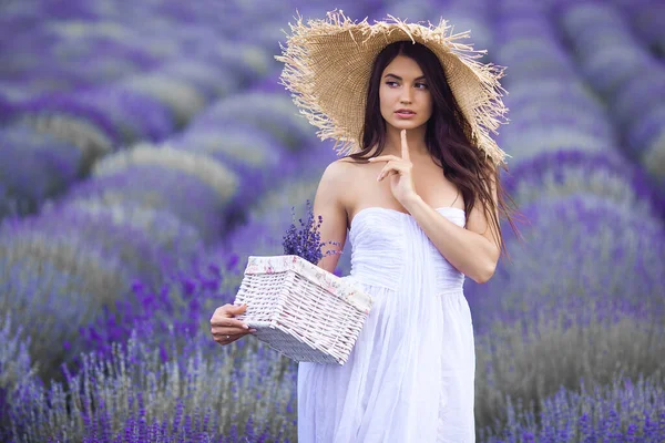 Belle Jeune Femme Sur Champ Lavande Concept Arôme Attrayant Jeune — Photo