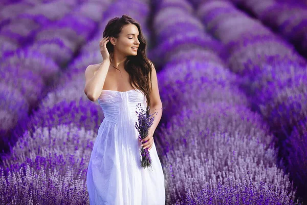 Mulher Bonita Campo Lavanda Conceito Aroma Jovem Atraente Livre Feminino — Fotografia de Stock