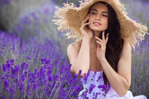 ラベンダー畑の美しい若い女性 アロマコンセプト 魅力的な若い女性の屋外 — ストック写真