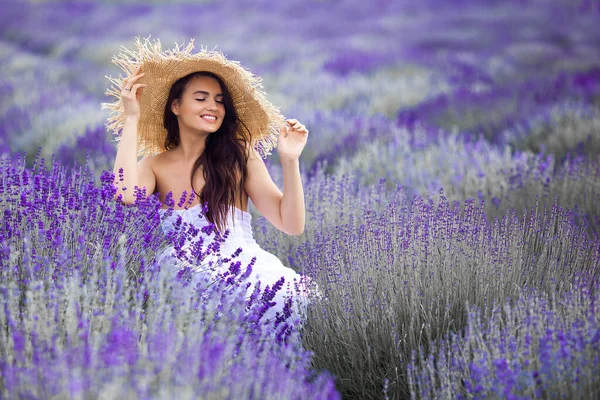 Lavanta Tarlasında Güzel Bir Genç Kadın Aroma Konsepti Açık Havada — Stok fotoğraf