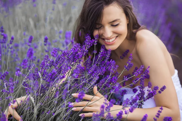 Lavanta Tarlasında Güzel Bir Genç Kadın Aroma Konsepti Açık Havada — Stok fotoğraf