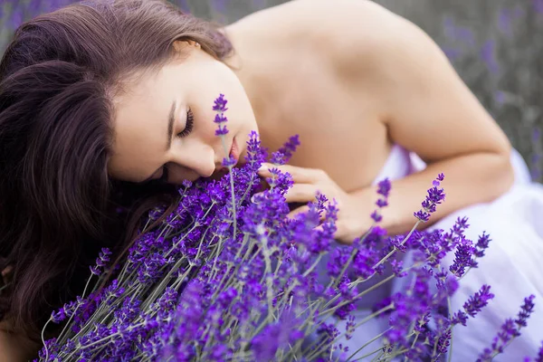 Lavanta Tarlasında Güzel Bir Genç Kadın Aroma Konsepti Açık Havada — Stok fotoğraf