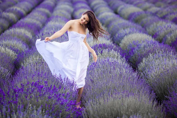 Schöne Junge Frau Auf Einem Lavendelfeld Aroma Konzept Attraktive Junge — Stockfoto