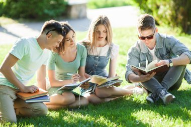 Öğrenciler çalışıyor. Gençler derslere hazırlanıyor. İnsanlar sınavlara hazırlanıyor..