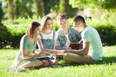 Öğrenciler çalışıyor. Gençler derslere hazırlanıyor. İnsanlar sınavlara hazırlanıyor..
