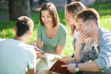 Öğrenciler çalışıyor. Gençler derslere hazırlanıyor. İnsanlar sınavlara hazırlanıyor..