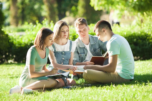 Öğrenciler çalışıyor. Gençler derslere hazırlanıyor. İnsanlar sınavlara hazırlanıyor..