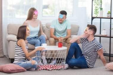 Bir grup genç içeride oyun oynuyor. Aktif gençlik. Mutlu gülümseyen insanlar eğleniyor. Tatildeki öğrenciler.