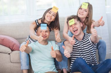 Bir grup genç içeride oyun oynuyor. Aktif gençlik. Mutlu gülümseyen insanlar eğleniyor. Tatildeki öğrenciler.