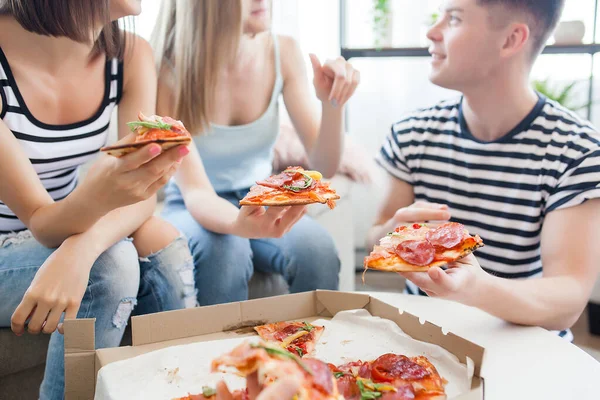 Jovens Comer Pizza Grupo Amigos Almoçando Dentro Casa Amigos Engraçados — Fotografia de Stock