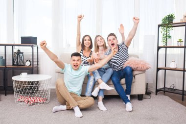 Televizyon izleyen bir grup genç. Duygusal arkadaşlar içeride eğleniyor ve maç seyrediyorlar..