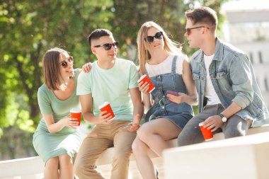 Dışarıdaki bir grup arkadaş. Kasabada dolaşan gençler. Öğrenciler eğleniyor..