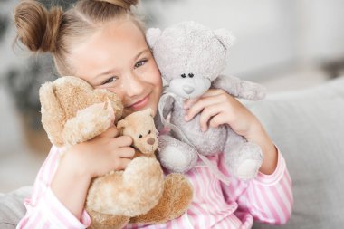 Evdeki tatlı küçük kız. Rahatlık konsepti.