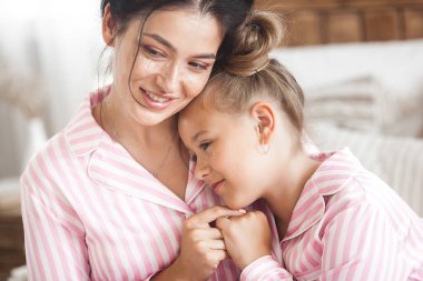 Anne ve kızı evde eğleniyor. Kızlar içeri..