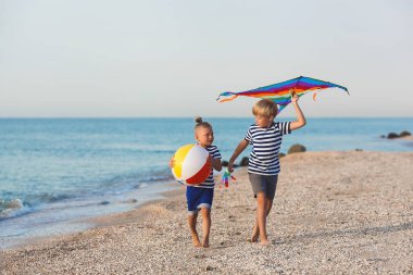Çocuklar sahilde eğleniyor. Yaz arkaplanındaki aktif çocuklar.