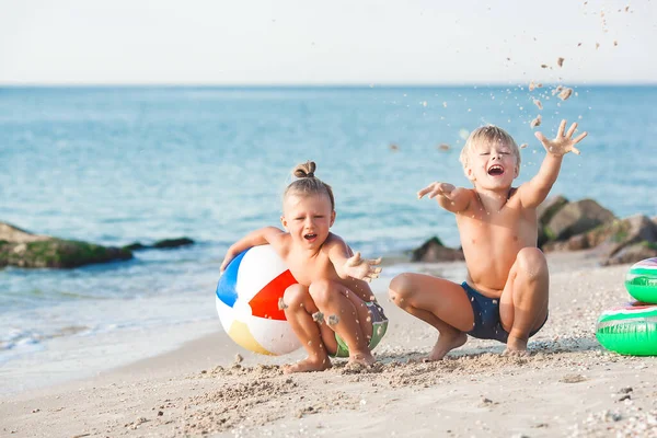 Chłopcy Bawią Się Plaży Aktywne Dzieci Tle Lata — Zdjęcie stockowe
