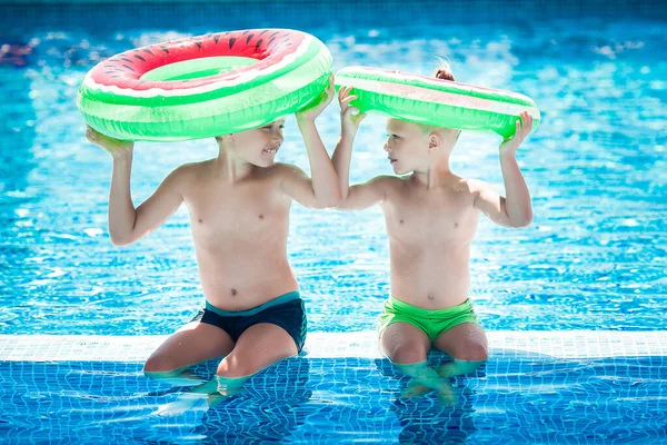 Pequeños Niños Lindos Cerca Piscina Niños Divirtiéndose Verano —  Fotos de Stock