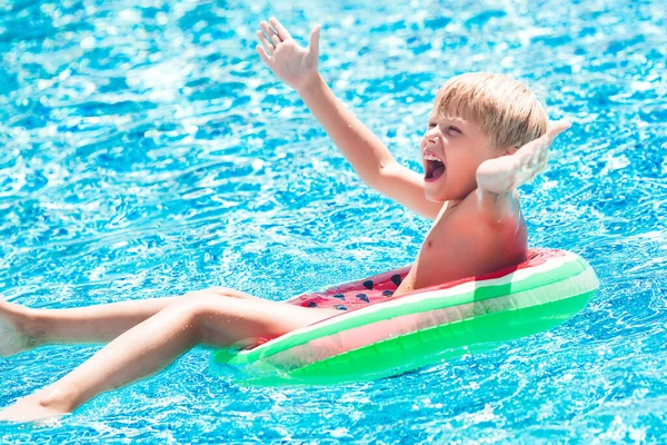 Lindo Niño Piscina Niño Divertido Nadando — Foto de Stock