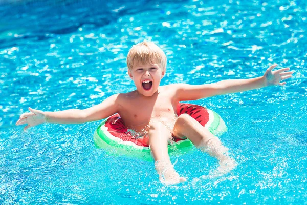 スイミングプールでかわいい子供 面白い子供水泳 — ストック写真