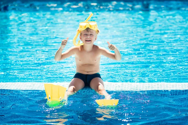 Мила Маленька Дитина Басейні Забавна Дитина Плаває — стокове фото