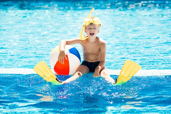 Leuk Klein Kind Het Zwembad Grappig Kind Zwemmen — Stockfoto