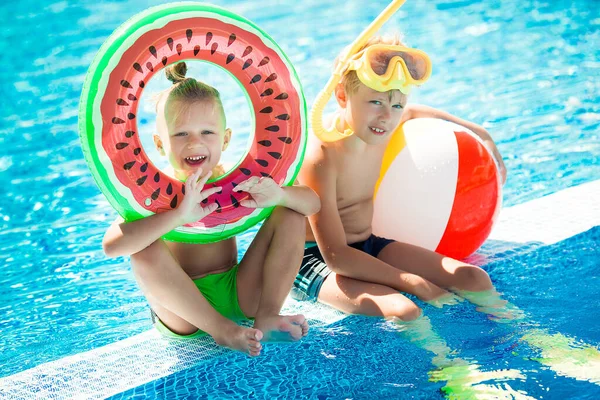 小可爱的孩子在游泳池边 夏天玩得开心的孩子 — 图库照片