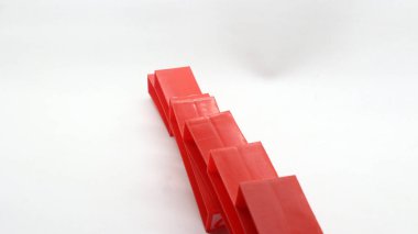 Beyaz arkaplanda renkli uno stacko blokları oynanıyor