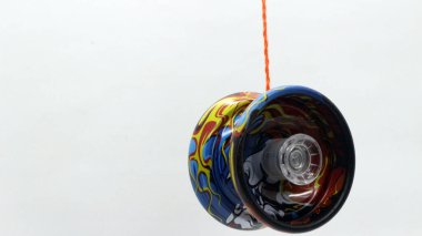 Beyaz arkaplanda izole edilmiş renkli yoyo oyuncakları