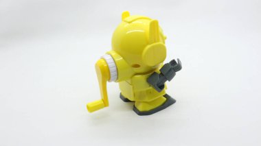 Beyaz arka planda izole edilmiş okul için sarı robot şekilli kalem açacağı.