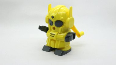 Beyaz arka planda izole edilmiş okul için sarı robot şekilli kalem açacağı.