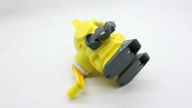 Beyaz arka planda izole edilmiş okul için sarı robot şekilli kalem açacağı