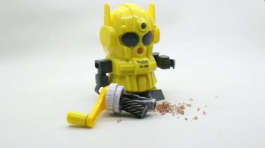 Beyaz arka planda izole edilmiş okul için sarı robot şekilli kalem açacağı