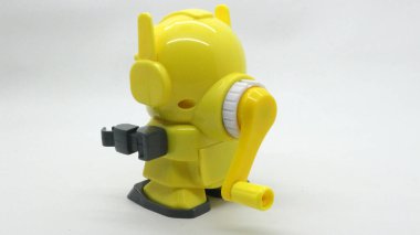 Beyaz arka planda izole edilmiş okul için sarı robot şekilli kalem açacağı.