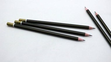 Beyaz arka plana yazmak için siyah tahta kalem