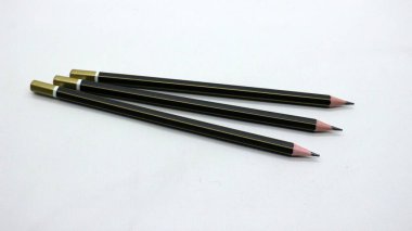 Beyaz arka plana yazmak için siyah tahta kalem