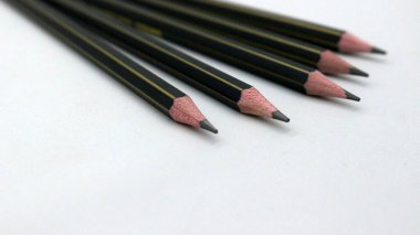 Beyaz arka plana yazmak için siyah tahta kalem