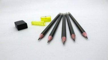 Beyaz arka planda yazmak için bileyicili siyah tahta kalem.