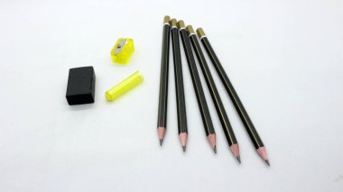 Beyaz arka planda yazmak için bileyicili siyah tahta kalem.