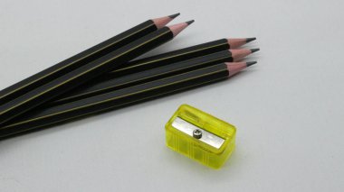 Beyaz arka planda yazmak için bileyicili siyah tahta kalem.