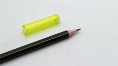 Beyaz arka plana yazmak için siyah tahta kalem