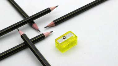 Beyaz arka planda yazmak için bileyicili siyah tahta kalem.