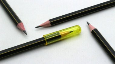 Beyaz arka plana yazmak için siyah tahta kalem