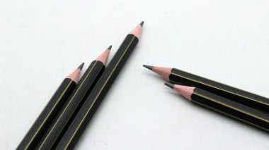 Beyaz arka plana yazmak için siyah tahta kalem