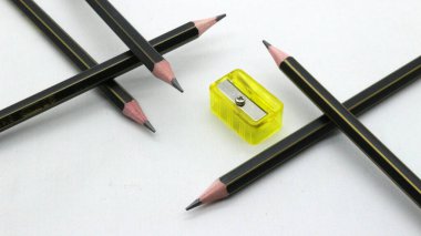 Beyaz arka planda yazmak için bileyicili siyah tahta kalem.