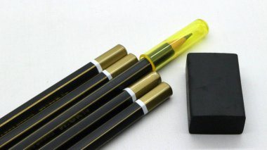 Beyaz arka plana yazmak için siyah tahta kalem