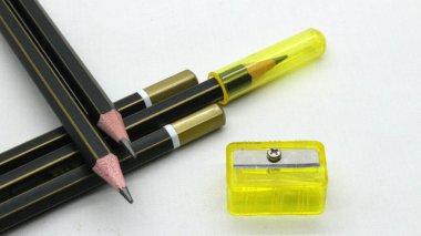 Beyaz arka planda yazmak için bileyicili siyah tahta kalem.