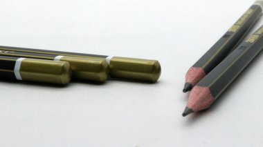 Beyaz arka plana yazmak için siyah tahta kalem