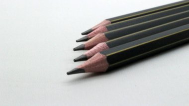 Beyaz arka plana yazmak için siyah tahta kalem